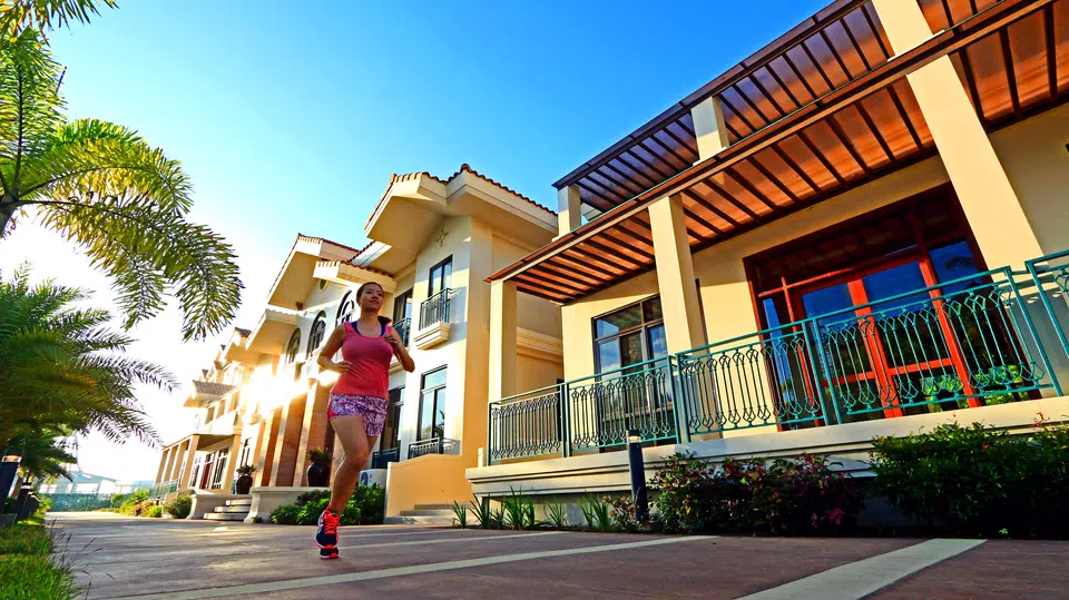 Lifestyle view along an Amalfi clubhouse walkway