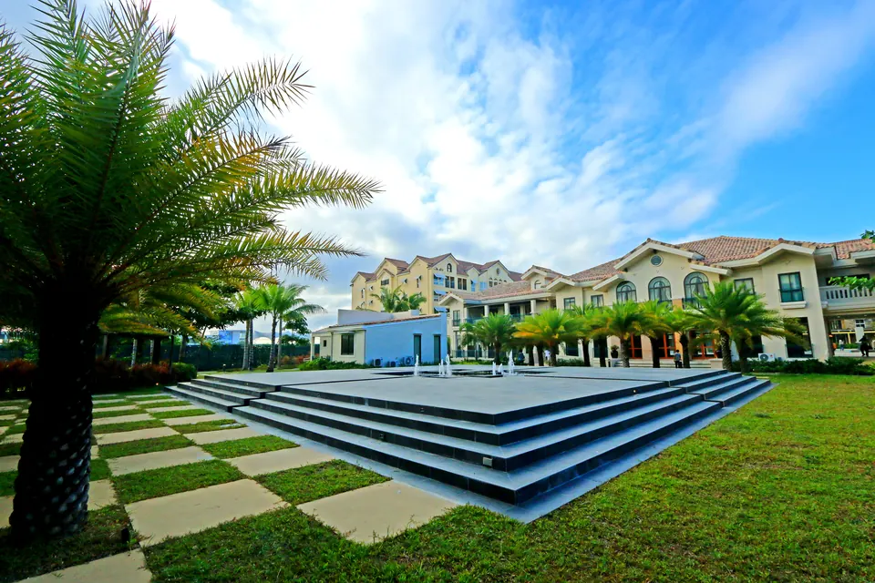 Landscaped sunken courtyard and steps at Amalfi City di Mare